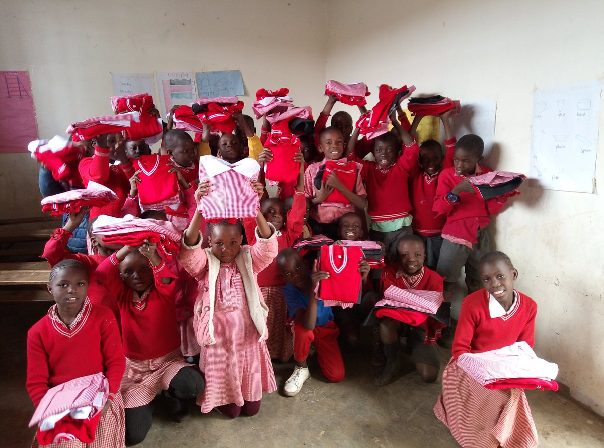 ALICE4CHILDREN's tweet photo. Nel weekend, durante un incontro tra il nostro staff e le famiglie, i nostri bambini hanno ricevuto le nuove uniformi scolastiche!
Grazie allo staff keniota e a tutti i nostri sostenitori per rendere possibili momenti speciali come questo!
#AliceForChildren #MomentiSpeciali https://t.co/JM4j4kuiPj
