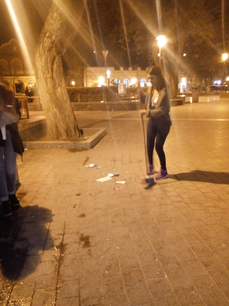 Melina2715's tweet photo. JMB 🌼LIMPIANDO LA PLAZA DESPUES DEL EVENTO " PRIMAVERA BAJO LAS ESTRELLAS 🌟
CADA INTERVENCIÓN CONLLEVA RESPONSABILIDAD Y TOMA DE CONCIENCIA DE CUIDAR EL ESPACIO PUBLICO  QUE ES DE TODOS ♻️
@ParedesUrquiza
@BederHerrera 
@oscarnluna 
@MarianH_LR22 https://t.co/6HgQFgY4N2