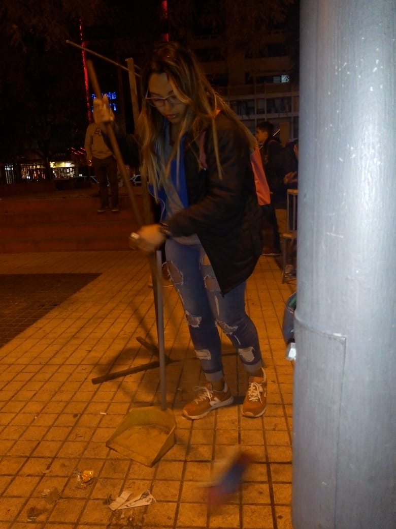 Melina2715's tweet photo. JMB 🌼LIMPIANDO LA PLAZA DESPUES DEL EVENTO " PRIMAVERA BAJO LAS ESTRELLAS 🌟
CADA INTERVENCIÓN CONLLEVA RESPONSABILIDAD Y TOMA DE CONCIENCIA DE CUIDAR EL ESPACIO PUBLICO  QUE ES DE TODOS ♻️
@ParedesUrquiza
@BederHerrera 
@oscarnluna 
@MarianH_LR22 https://t.co/6HgQFgY4N2