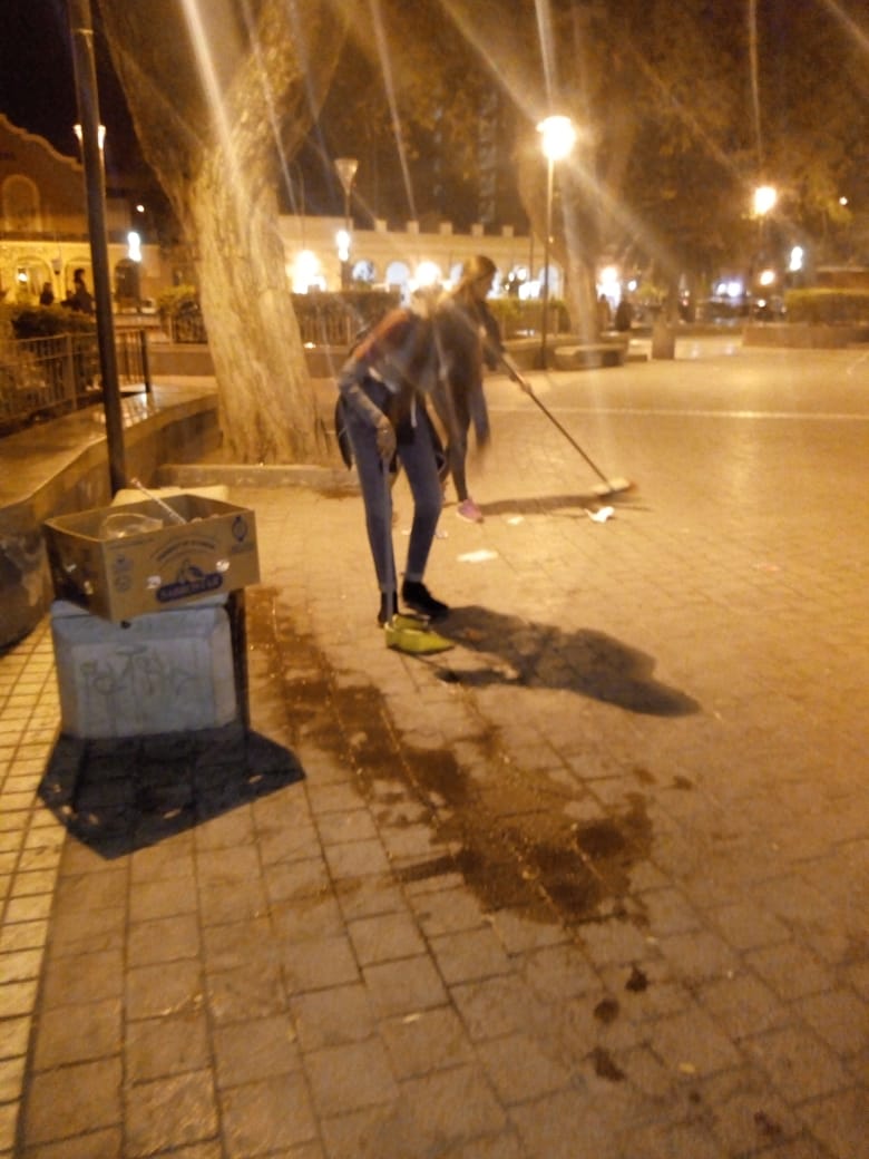 Melina2715's tweet photo. JMB 🌼LIMPIANDO LA PLAZA DESPUES DEL EVENTO " PRIMAVERA BAJO LAS ESTRELLAS 🌟
CADA INTERVENCIÓN CONLLEVA RESPONSABILIDAD Y TOMA DE CONCIENCIA DE CUIDAR EL ESPACIO PUBLICO  QUE ES DE TODOS ♻️
@ParedesUrquiza
@BederHerrera 
@oscarnluna 
@MarianH_LR22 https://t.co/6HgQFgY4N2