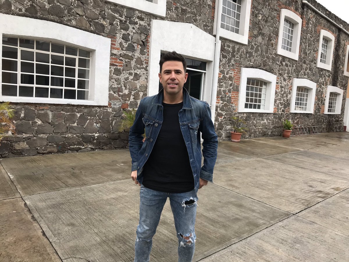 carlos_linares's tweet photo. El cantante Joe Castillo de visita en mi redacción de La Opinión, para hablar de su próximo disco en inglés y el proceso que está teniendo para su preparación desde Estados Unidos. #JoeCastillo https://t.co/e6WWjoeqB5