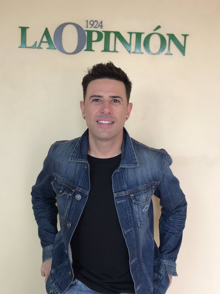 carlos_linares's tweet photo. El cantante Joe Castillo de visita en mi redacción de La Opinión, para hablar de su próximo disco en inglés y el proceso que está teniendo para su preparación desde Estados Unidos. #JoeCastillo https://t.co/e6WWjoeqB5