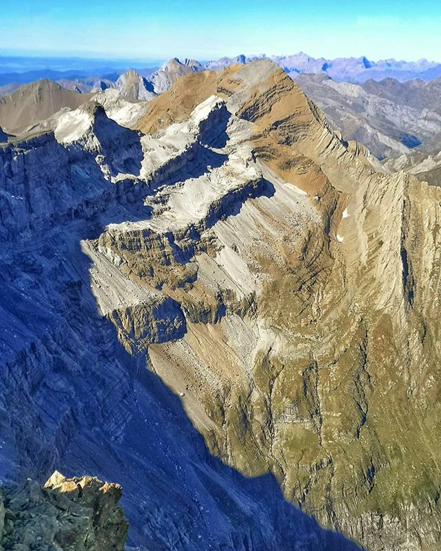elporquet's tweet photo. Des del cim del Marboré (3.248 m) aviam si podeu trobar el refugi de Serradets! .
.
.
#marbore #marboré #picomarbore #serradets #refugiserradets #refugeserradets #taillon #cascodemarboré #casquedumarbore #gavarnie #pyrenees #pyrenees_pics #loves_pyrenees… https://t.co/oHCFMZsKZZ https://t.co/ooCbvIA8GC