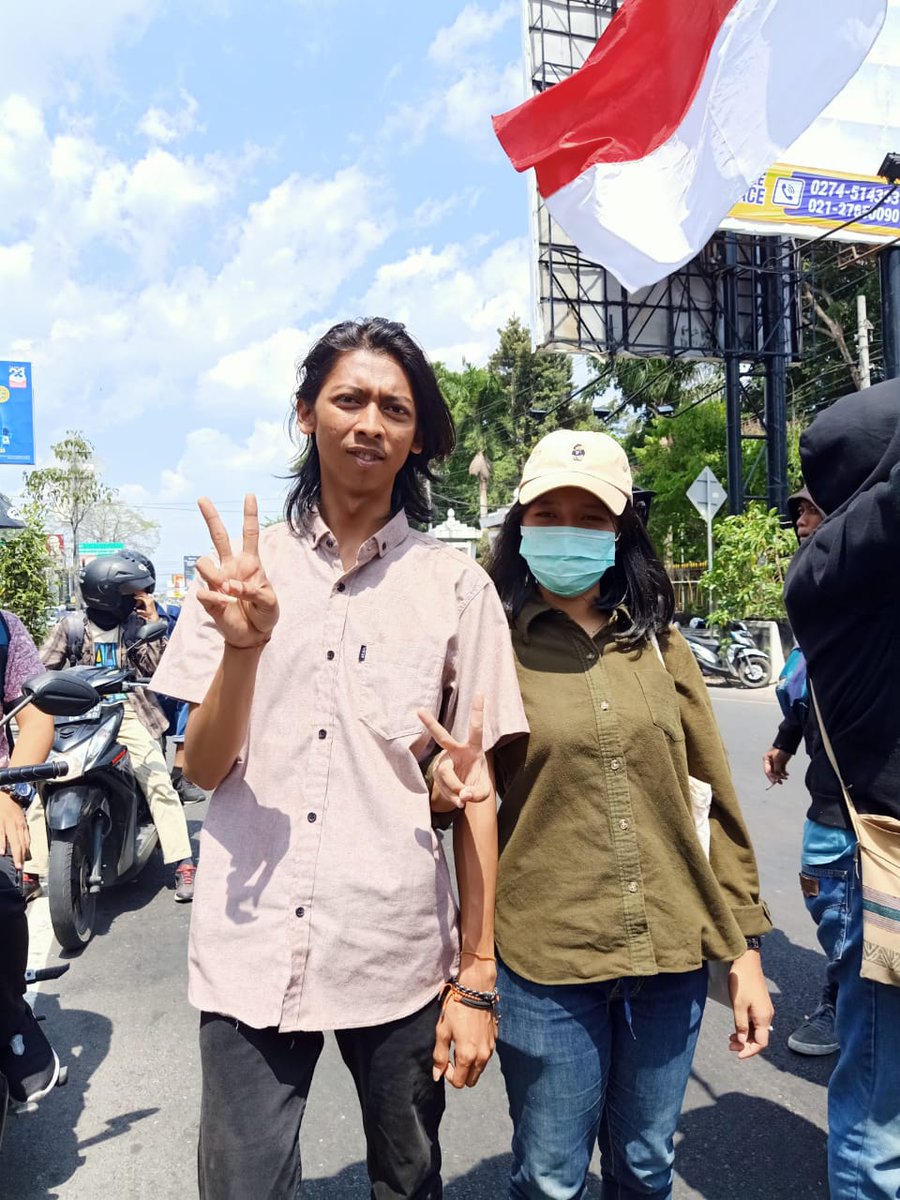 Bukan ditunggangi, tapi berjuang bersama. Kami hanya tak Sudi cerita kita terhalang RKUHP. 

#GejayanMemanggil2