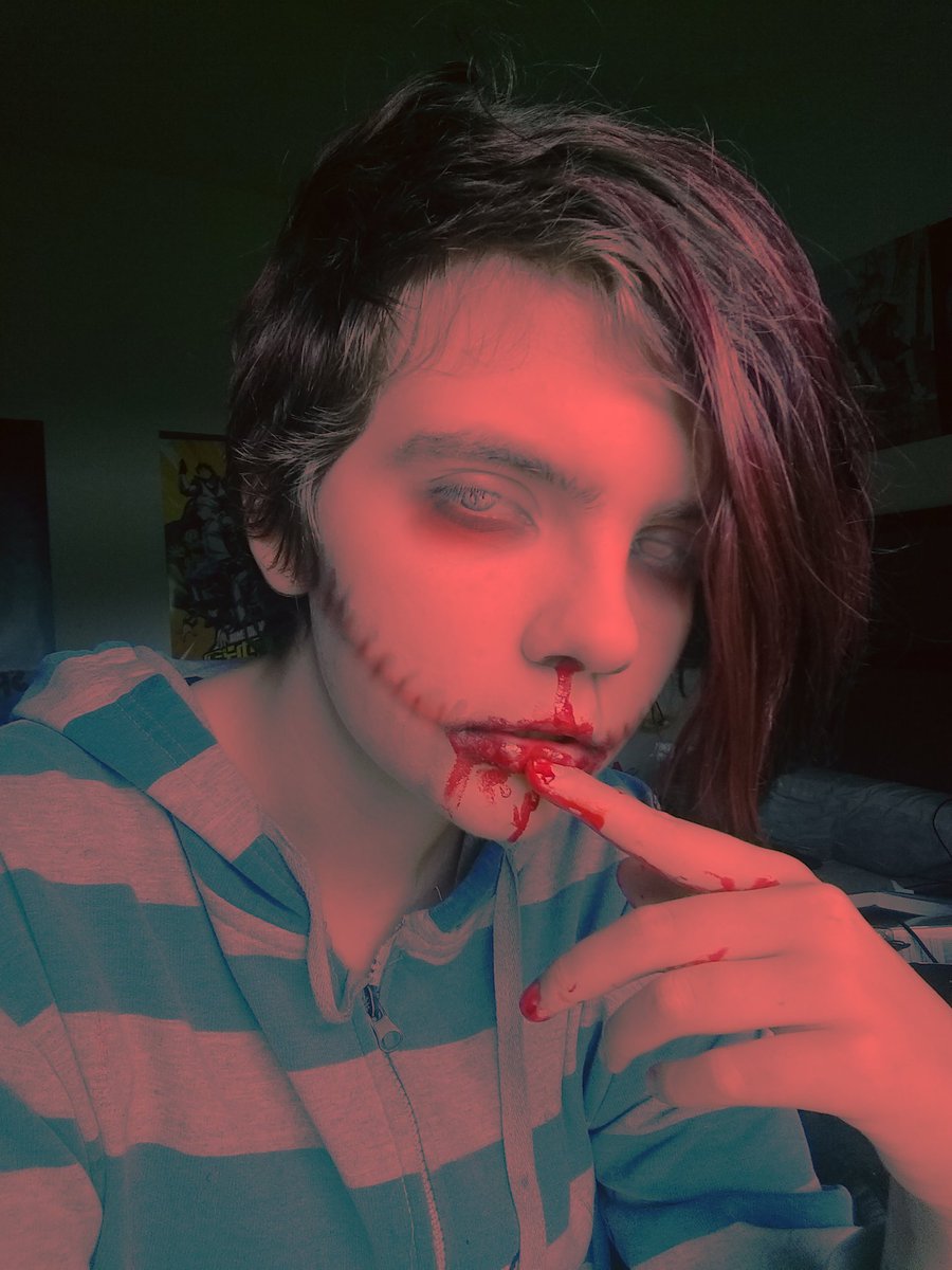 venerosion's tweet image. This is the ugliest ARSD I&apos;ve ever done but I had to pull through for my project (note to self don&apos;t put fake blood all over my lips ever again)

#ARMYSelcaDay #ARSD #SpookyARMY
