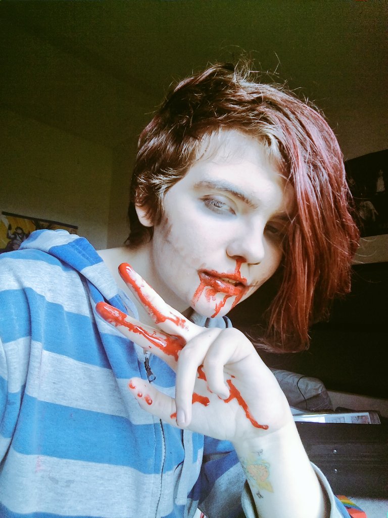 venerosion's tweet image. This is the ugliest ARSD I&apos;ve ever done but I had to pull through for my project (note to self don&apos;t put fake blood all over my lips ever again)

#ARMYSelcaDay #ARSD #SpookyARMY
