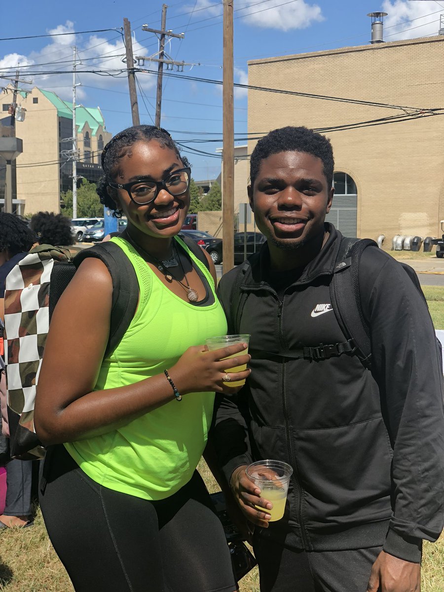 XULA_2022's tweet image. Great turn out for our Sip &amp;amp; Paint. Thank you all for coming out💛🖤 #XULA22 #XUNITY