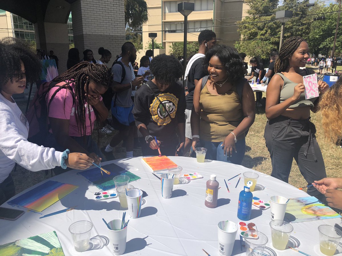 XULA_2022's tweet image. Great turn out for our Sip &amp;amp; Paint. Thank you all for coming out💛🖤 #XULA22 #XUNITY