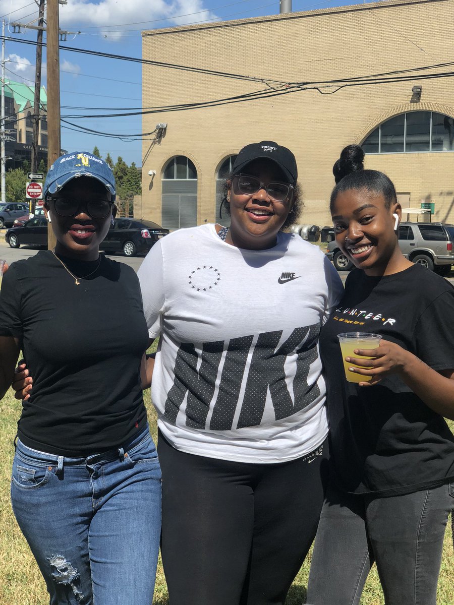 XULA_2022's tweet image. Great turn out for our Sip &amp;amp; Paint. Thank you all for coming out💛🖤 #XULA22 #XUNITY