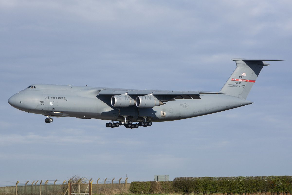 martin_patch's tweet photo. C-2A - 162171_51 - VRC-40 - Mildenhall (EGUN) - 03112018
C-5M - 87-0039 - 337th AS_439th AW - Waddington (EGXW) - 05042019
#USNavy #greyhound #cod #vrc40 #USAF #galaxy #337thas #439thaw #rafmildenhall #rafwaddington #avgeek #militaryaviation https://t.co/w4peXGWHCy