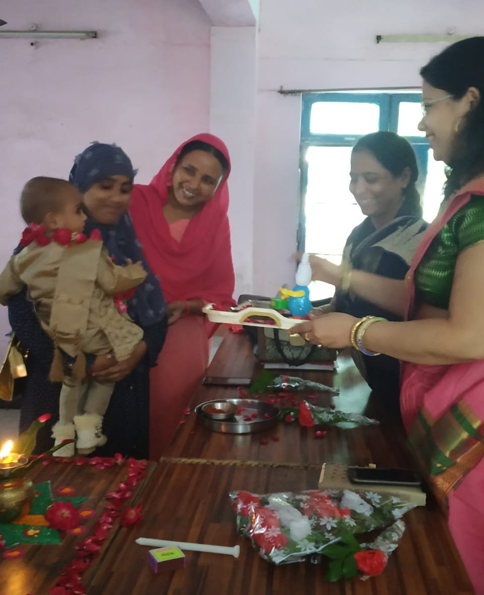 SbpUnnao's tweet photo. सफीपुर परियोजना के अंतर्गत माननीय ब्लॉक प्रमुख महोदया की उपस्थिति मैं 6 माह पूर्ण करने वाले बच्चों का अन्नप्राशन कराया गया।
#PoshanMaah2019 #PoshanAbhiyan  @SPreraks @tini_tatatrusts  @dmunnao @POSHAN_Official @PMMVY_MWCD https://t.co/cs0NHMUrcY