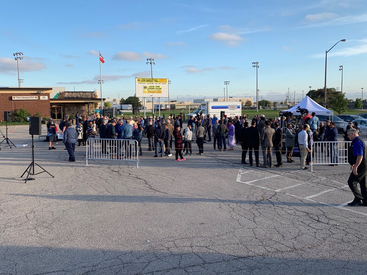 cdnpoli_memes's tweet photo. On the left a Trudeau rally from earlier this week and on the right tonight’s Andrew Scheer rally #elxn43  #cdnpoli https://t.co/9y9fvTUKb8