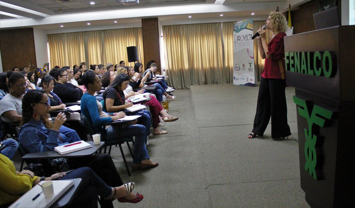 Caliexposhow's tweet photo. Finalizando el módulo de Comunicación y Mercadeo nos acompañó Adriana Gómez, asesora y consultora en investigación e interpretación de moda, quien presentó a las mipymes participantes de PROYECTA los colores y las cuatro tendencias que estarán en auge en la temporada. https://t.co/0oyxnn2atK