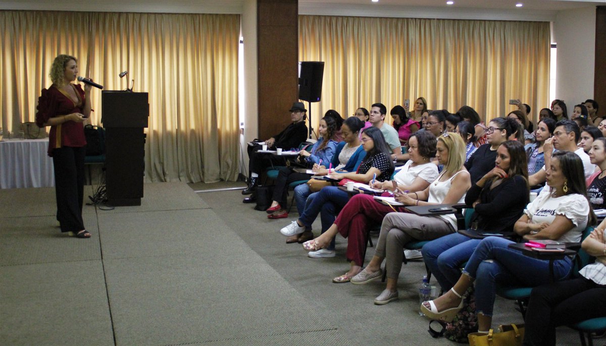 Caliexposhow's tweet photo. Finalizando el módulo de Comunicación y Mercadeo nos acompañó Adriana Gómez, asesora y consultora en investigación e interpretación de moda, quien presentó a las mipymes participantes de PROYECTA los colores y las cuatro tendencias que estarán en auge en la temporada. https://t.co/0oyxnn2atK