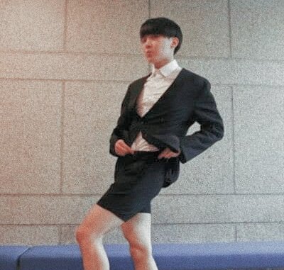 aria_emz's tweet photo. Aparezco cada mil años por estos lados :v 
#ARMYSelcaDay @BTS_twt https://t.co/q7XDHFBgZg