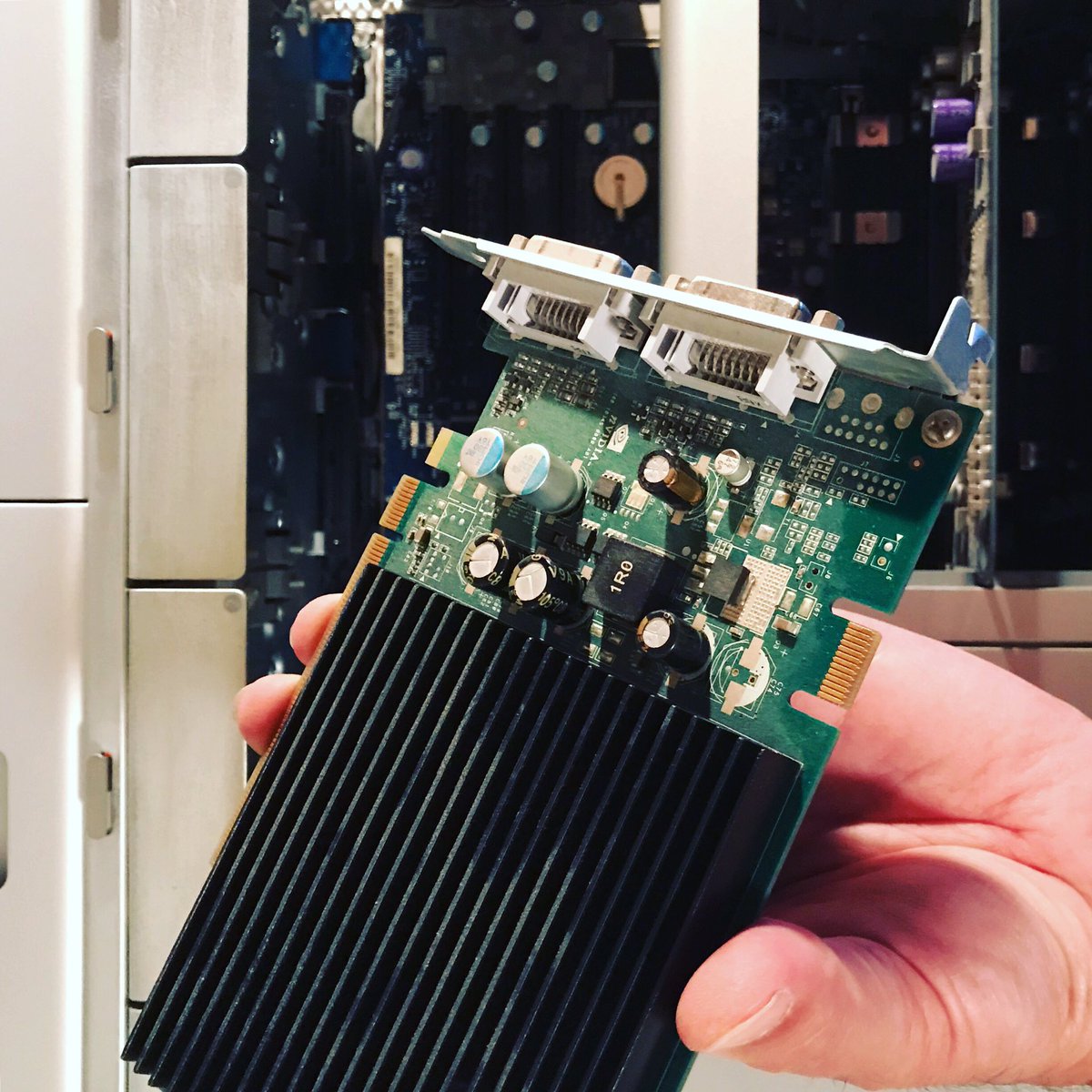 Ginof355 山口県に修理に出した 初代mac Proのグラフィックボードが戻ってくる 早い ただ初期型のグラボはファンレスなので熱によるハンダの変形が凄くて 治ってもいつまで持つかって感じ 一箇所だけebayで新品のバルク品を売っているトコを発見 しかも