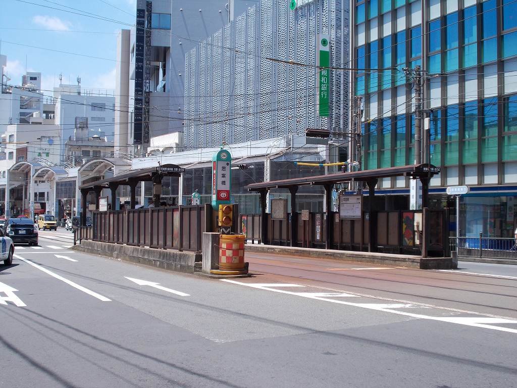 駅の目録屋 در توییتر 19年 思案橋停留場 長崎県 長崎電気軌道 本線 1921年の開業 1945年に被爆により休止 1953年に移設し再開 思案橋は かつてその先にあった丸山遊郭へ 行こか戻ろか 思案したことから付いた橋の名前でしたが 川は暗渠になり橋も 駅の目録屋 در توییتر 19年 思案橋停留場 長崎県 長崎電気軌道 本線 1921年の開業 1945年に被爆により休止 1953年に移設し再開 思案橋は かつてその先にあった丸山遊郭へ 行こか戻ろか 思案したことから付いた橋の名前でしたが 川は暗渠になり橋も