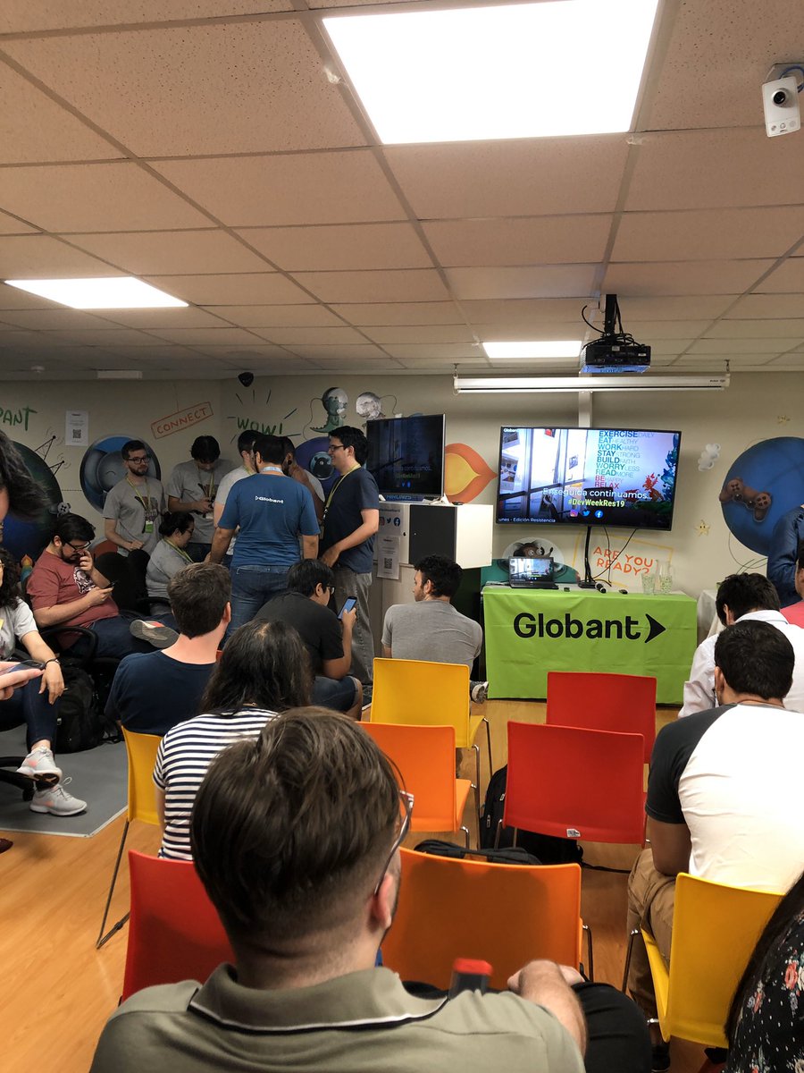 JaviponceAr's tweet image. Con alumnos de @SistemasCuenca en la #DevWeekRes19 💪🏻💪🏻🎮🕹💻👾