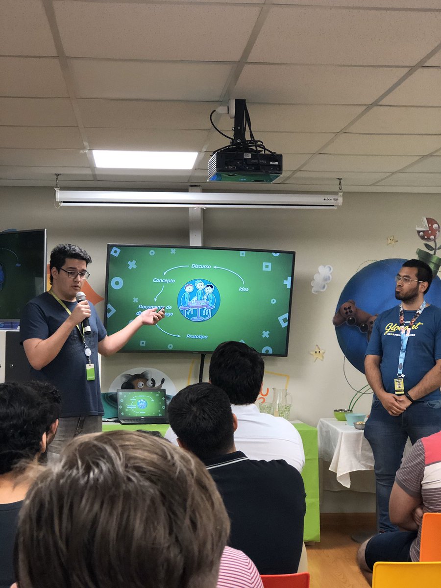 JaviponceAr's tweet image. Con alumnos de @SistemasCuenca en la #DevWeekRes19 💪🏻💪🏻🎮🕹💻👾