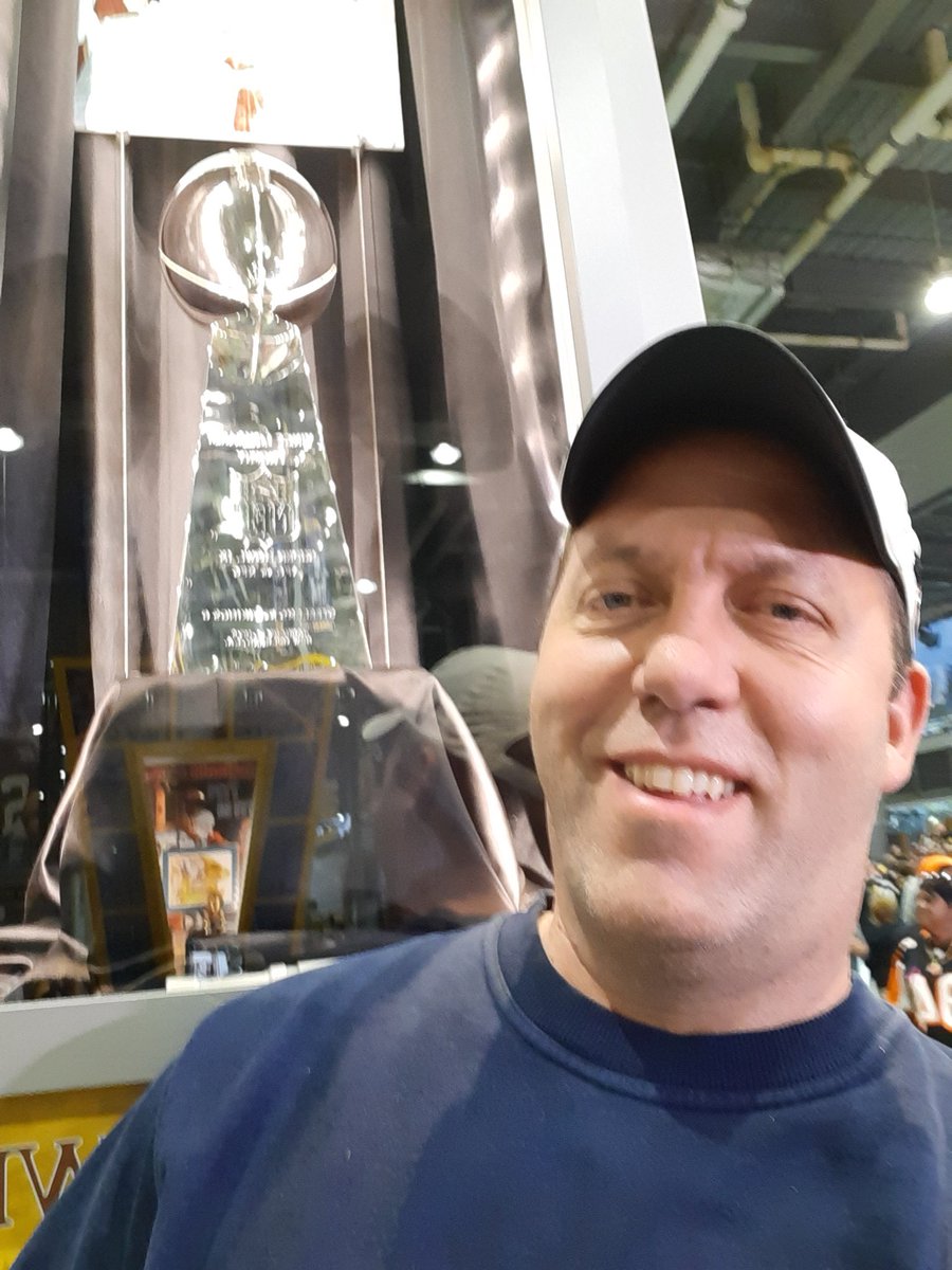 JoshuaSklar's tweet photo. Just hanging out on the 40 yard line and the Steelers are about to take on the Bengals https://t.co/nZT1LRFrHG