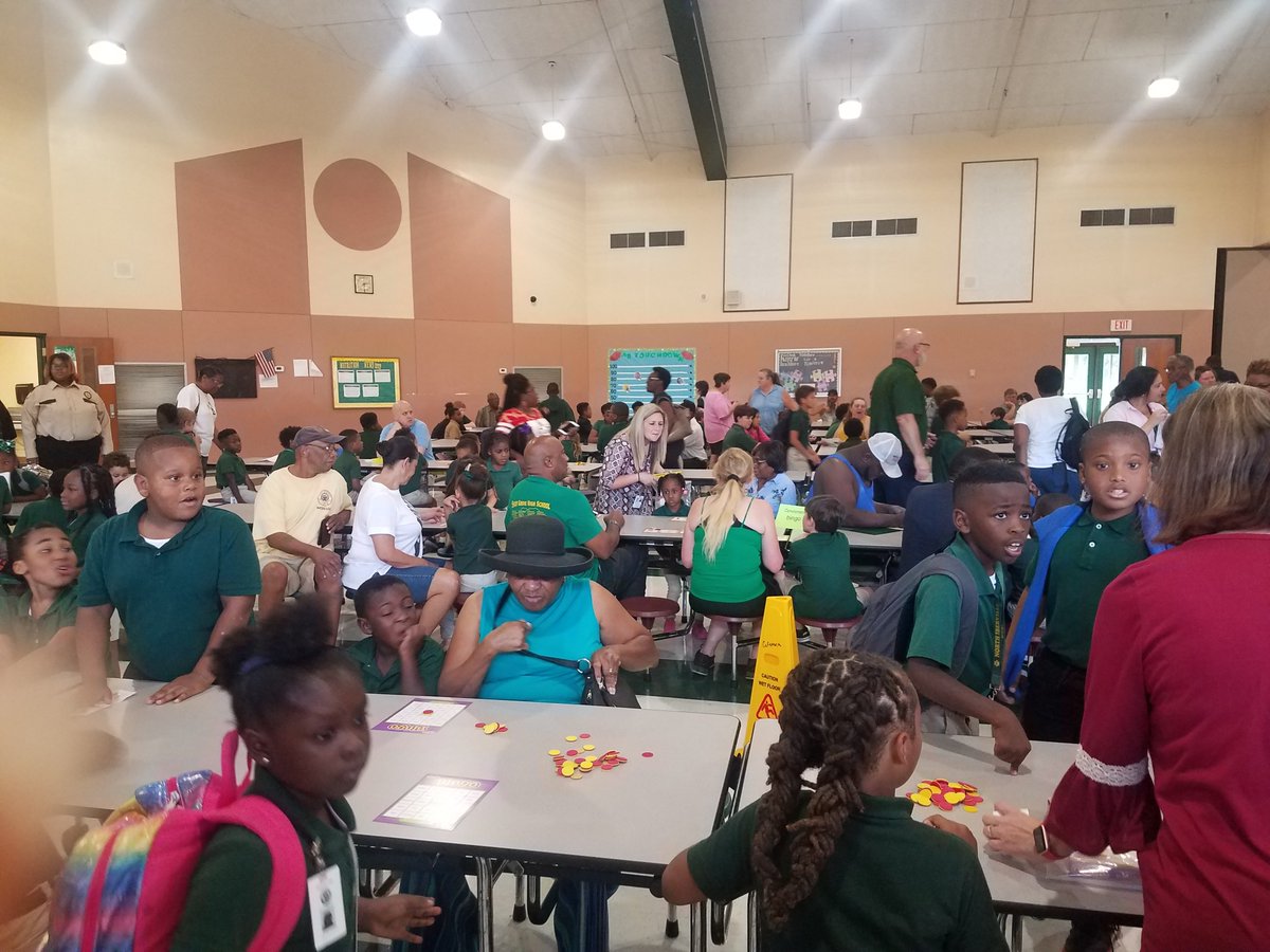 niebears's tweet photo. Celebrating Grandparents Day with Bingo. Great turnout! #actforimpact #ipsbproud #northsidestrongside https://t.co/a069OAZsNM