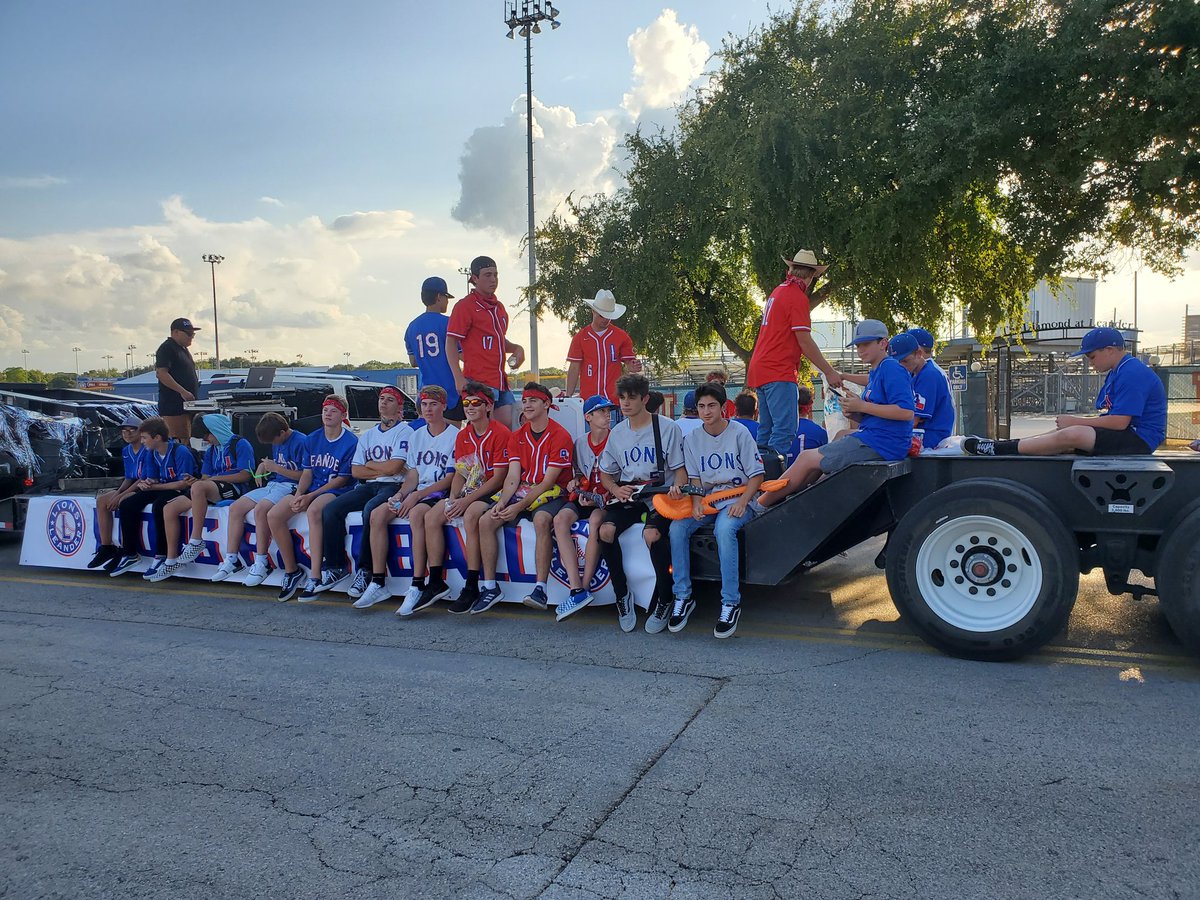 Tfranco78613's tweet photo. @LHSLionsBBall homecoming theme #rocktherangers with #DJREECE https://t.co/8uGiIsmMF7