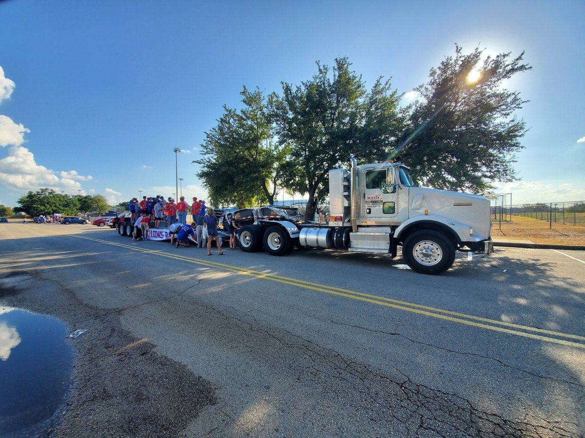 Tfranco78613's tweet photo. @LHSLionsBBall homecoming theme #rocktherangers with #DJREECE https://t.co/8uGiIsmMF7