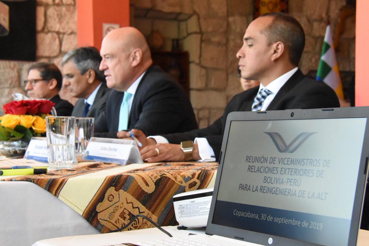 MRE_Bolivia's tweet photo. #HOY |Vicecanciller 🇵🇪, @XjaimepomaredaX: "lo más importantes son los habitantes que están alrededor del Lago Titicaca y hacia ellos va nuestro compromiso de trabajar con todo esfuerzo para que el Lago tenga la preservación y la sostenibilidad que merece".
#BoliviaIntegra 🇧🇴🤝🇵🇪 https://t.co/zDEMiHcC11