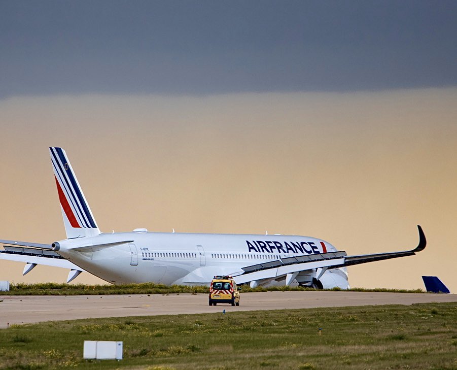 ArnaudGaulupeau's tweet photo. « I’m taking a ride with my (new) best  friend »
#AF350 #A350 #Airbus #AirFrance #CDG #AvGeek 
@b_carre_ @Pierre_Jbr @AvgeeksFR https://t.co/W75JlitrIs