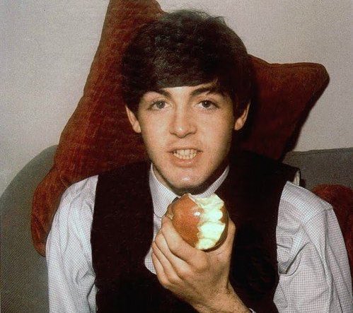 Una mela al giorno ha tolto i Beatles di torno.

#Apple  #ConflictofInterest #AllenKlein #TheBeatles