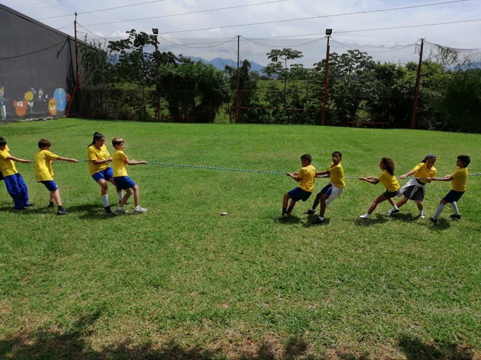 RoyalSchoolCR's tweet photo. ¿Quién recuerda jugar a jalar a la cuerda, hacer carreras de sacos, jugar la ''anda''? Bueno, en este mes cívico nuestros estudiantes han participado de estos juegos tradicionales que son parte importante de la cultura de este país,y que son aprendidas de generación en generación https://t.co/bHfY60TLV6