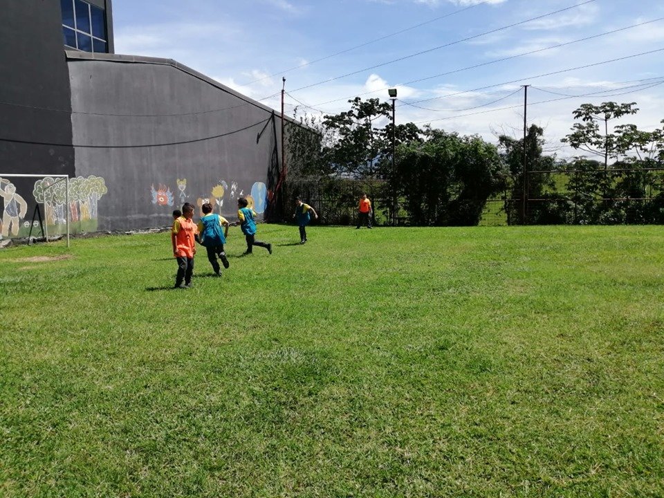 RoyalSchoolCR's tweet photo. ¿Quién recuerda jugar a jalar a la cuerda, hacer carreras de sacos, jugar la ''anda''? Bueno, en este mes cívico nuestros estudiantes han participado de estos juegos tradicionales que son parte importante de la cultura de este país,y que son aprendidas de generación en generación https://t.co/bHfY60TLV6