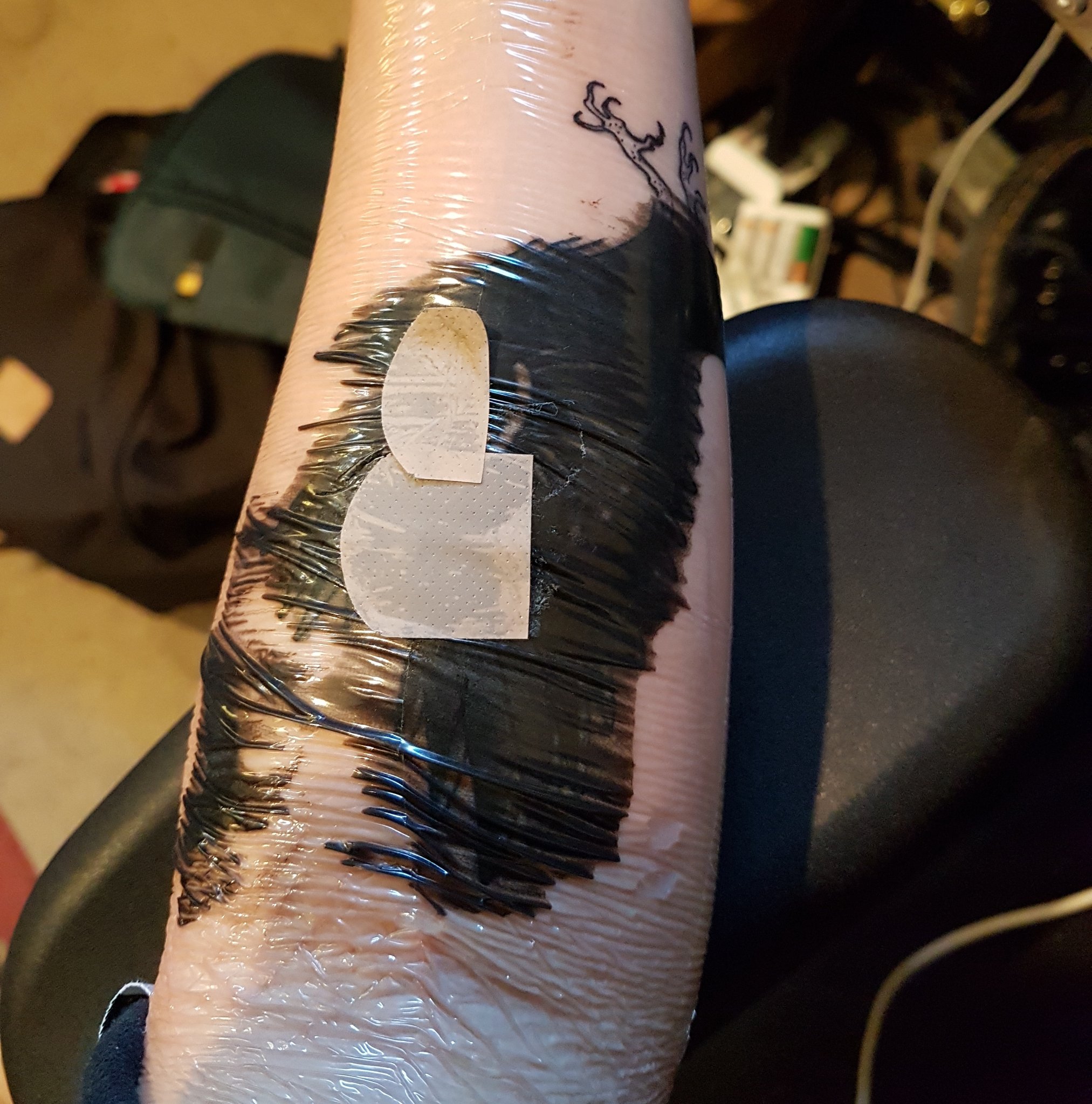 Misverstand markering paus p h u o n g on Twitter: "Heb voor het eerst van die second skin over een  verse tattoo heen en het is weird en ziet er smerig uit yo" / Twitter