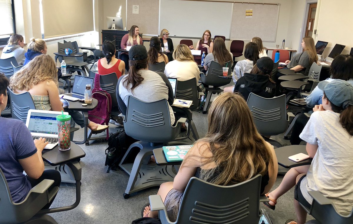 amberhinsley's tweet photo. Excited for the #slucommweek panel for freelancing! Tips from our alums include having a diverse portfolio and networking! https://t.co/wabKoeBsu9