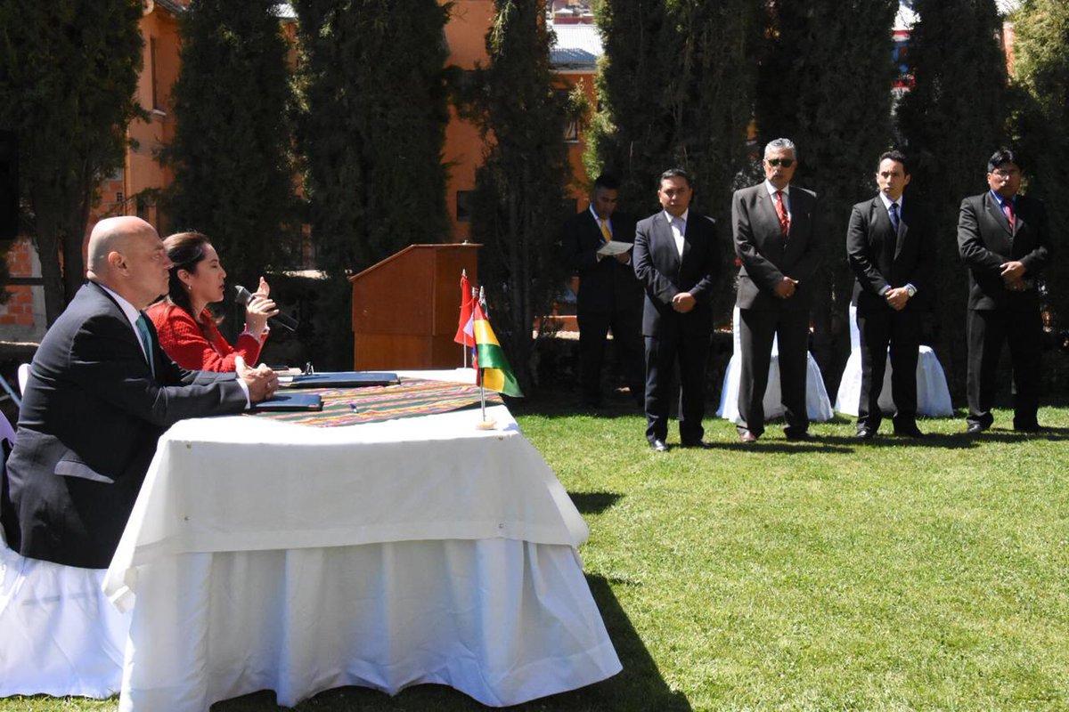 MRE_Bolivia's tweet photo. #HOY| Vicecanciller @CarmenAlmendras: “hemos diseñado una hoja de ruta que contempla las principales acciones que vamos a desarrollar como Estados, hacia una gobernanza compartida y un modelo de gestión efectivo".
#BoliviaIntegra🇧🇴🤝🇵🇪 https://t.co/VUsyUkOdJk
