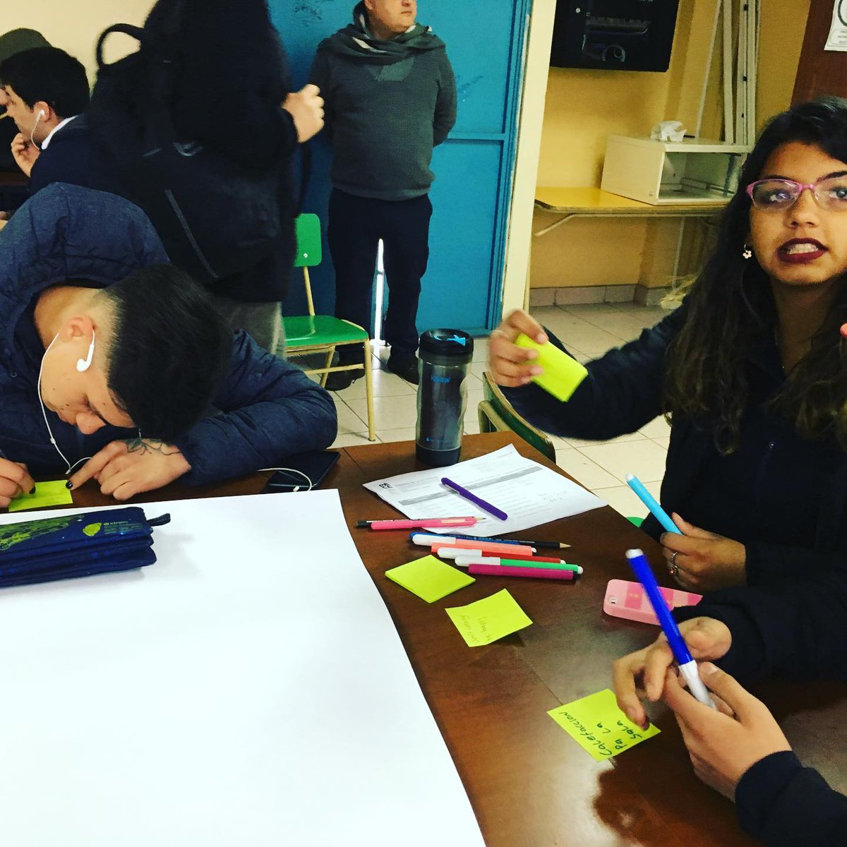 RedPE_Chile's tweet photo. Paz Araya, investigadora del Centro de Energía y #RedPE esta mañana en el #liceo Gladys Valenzuela de Lo Prado. Trabajando en generar ideas para no pasar frío. #PobrezaEnergetica #conelpacesepuede @Mineducacion https://t.co/PefZN9YueL