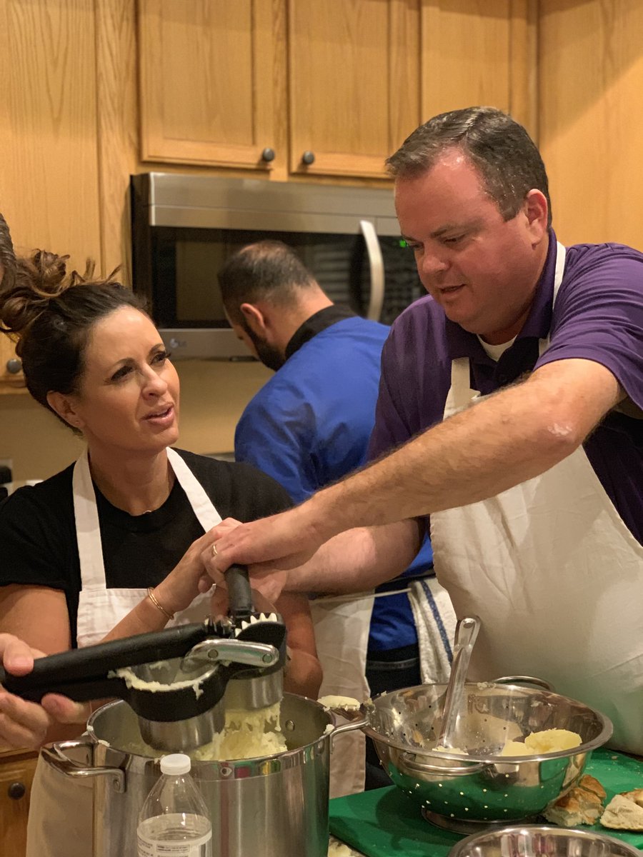 joanacanalskwgn's tweet photo. The way I look at my husband when he's telling me what to do in the kitchen. @ChefMarkKalix @ChandaLeeZinter #yummydinner @GanelleSmith https://t.co/ujLRYCuUwH