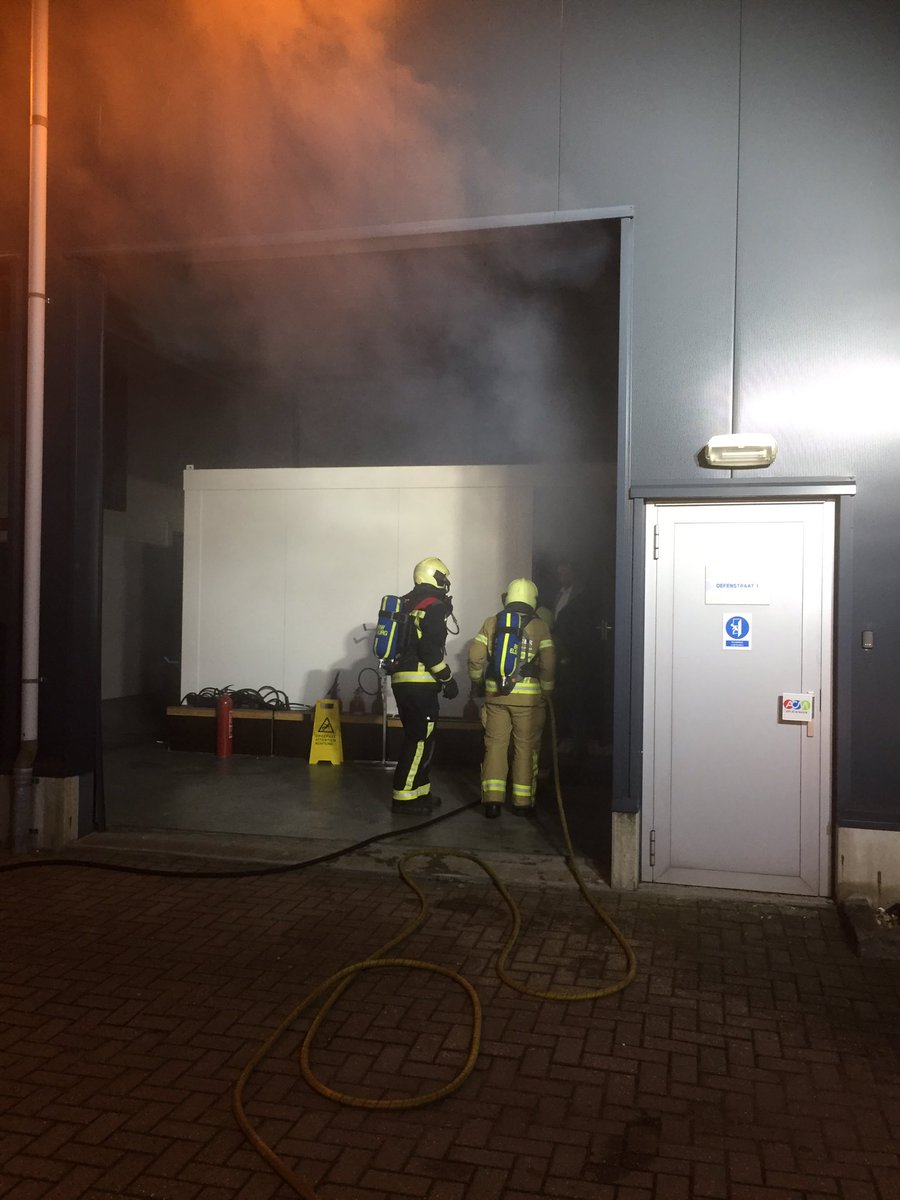 WolfAnthon's tweet photo. Na het #112event wordt er gelijk weer volop geoefend🚒 @brwelburg #deurprocedure #warmtebeeldcamera Met dank aan #acmopleidingen voor het beschikbaar stellen van realistische oefenunits👍🏻👍🏻 https://t.co/Xvqi7q2rOU