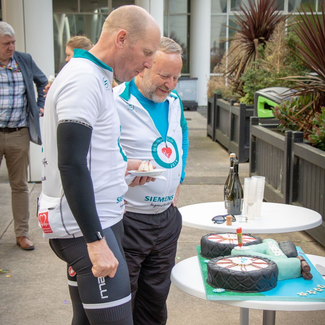 Bigsummercycle's tweet image. CAPTION THIS!

Riders Glen Pickford &amp;amp; Dietmar Harteveld celebrate the end of the #bigsummercycle 2019 with an impressive giant bike cake made by our talented colleague, Emma Eaton #captionthis

Catch up on more photos from the event ow.ly/bpt250wi3QV