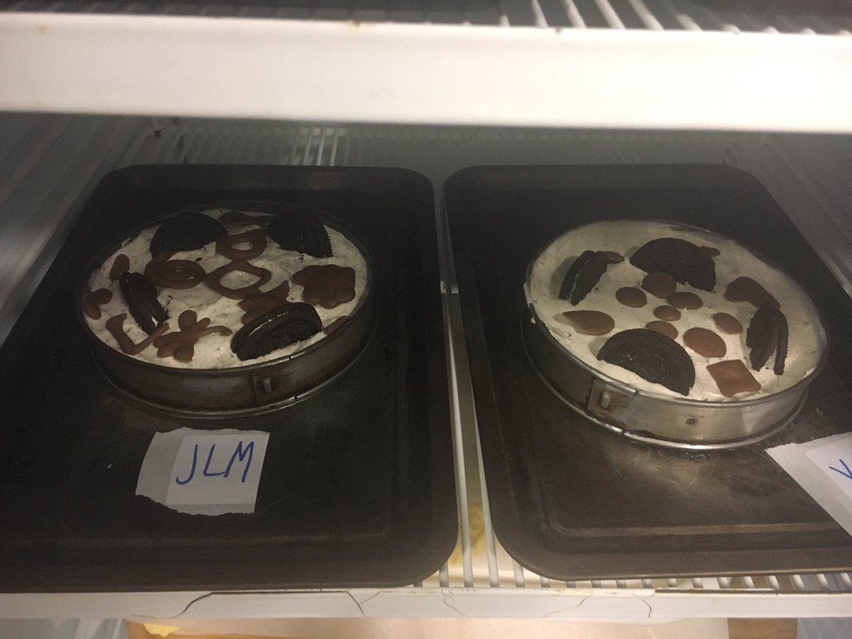 GroveAcademyHE's tweet image. Oreo cheesecake 😋 pupils applying their decoration skills to produce some delicious and attractive cheesecakes. #decoration #portioning