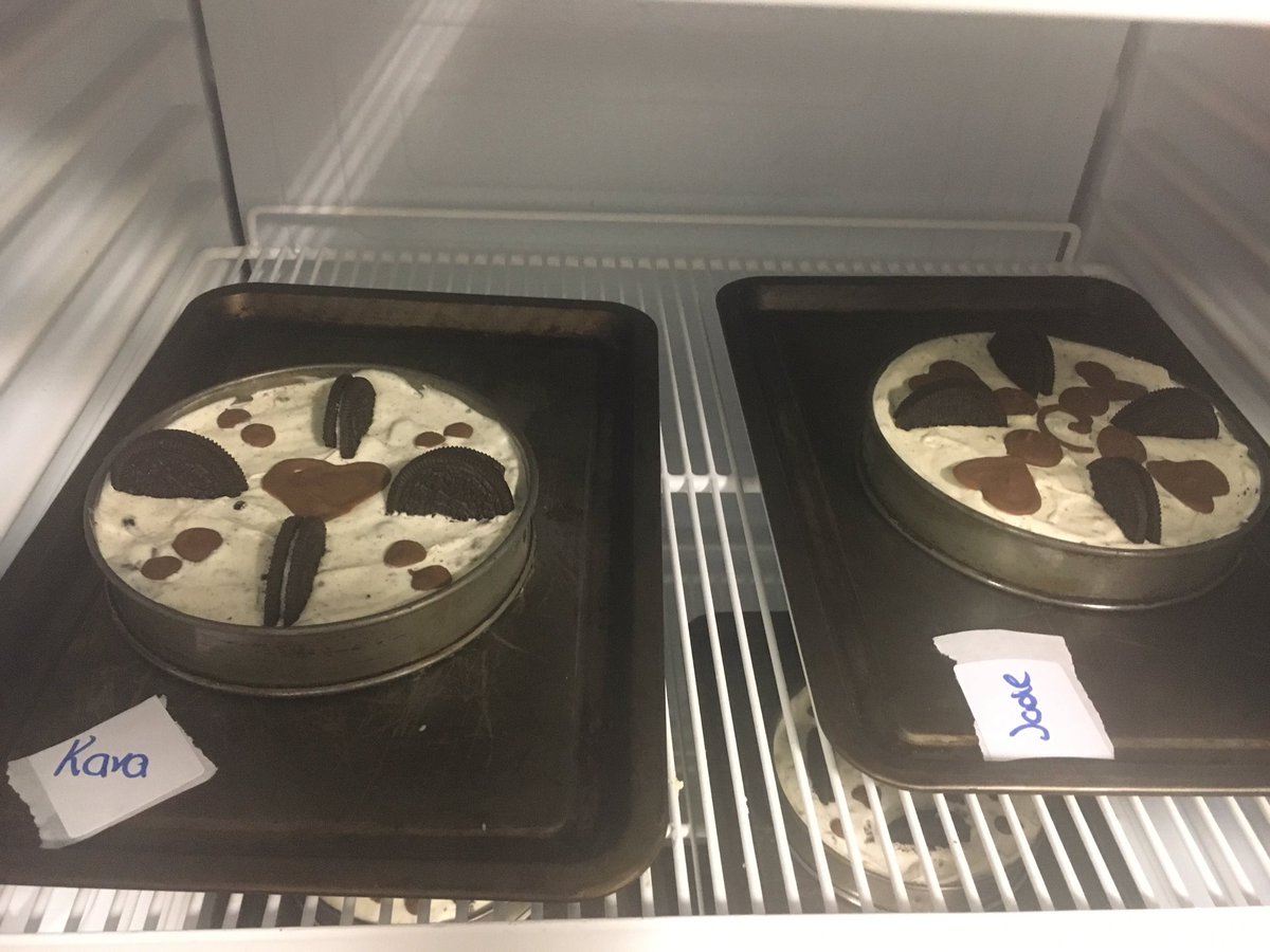 GroveAcademyHE's tweet image. Oreo cheesecake 😋 pupils applying their decoration skills to produce some delicious and attractive cheesecakes. #decoration #portioning
