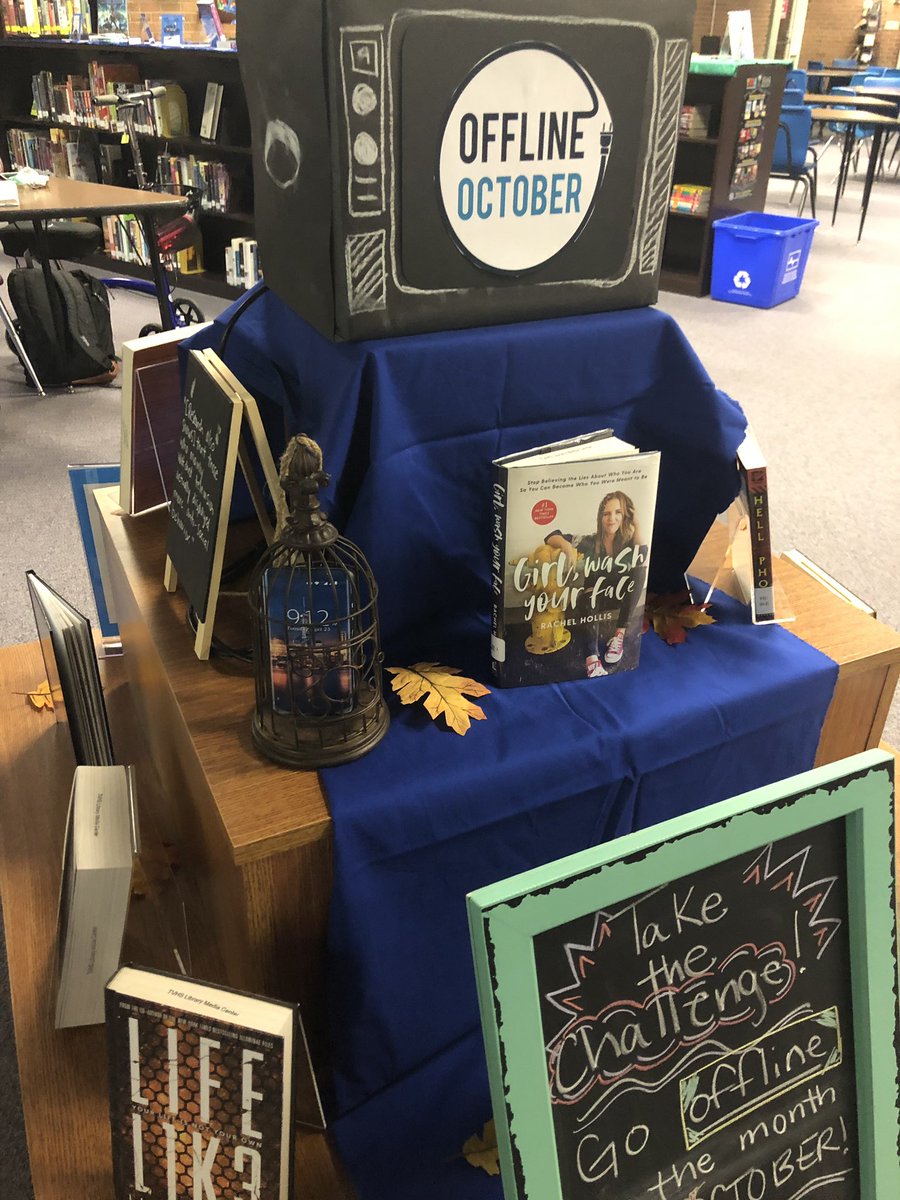 RobintobinTobin's tweet image. Changing displays. Offline October is about to begin. #tvhs #librarylife