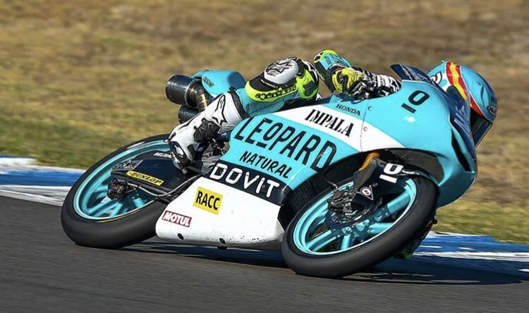 Cara y cruz en <a href="/circuitodejerez/">Circuito de Jerez-Ángel Nieto</a> P3️⃣ en la primera carrera y vuelta rápida. P1️⃣1️⃣ en la segunda  carrera. Muchas gracias a mi equipo <a href="/leopardFIMCEV/">Leopard Impala Junior Team</a> por todo el trabajo. Con la mirada puesta en la próxima carrera en el <a href="/CircuitAlbacete/">Circuito de Albacete</a> ✊