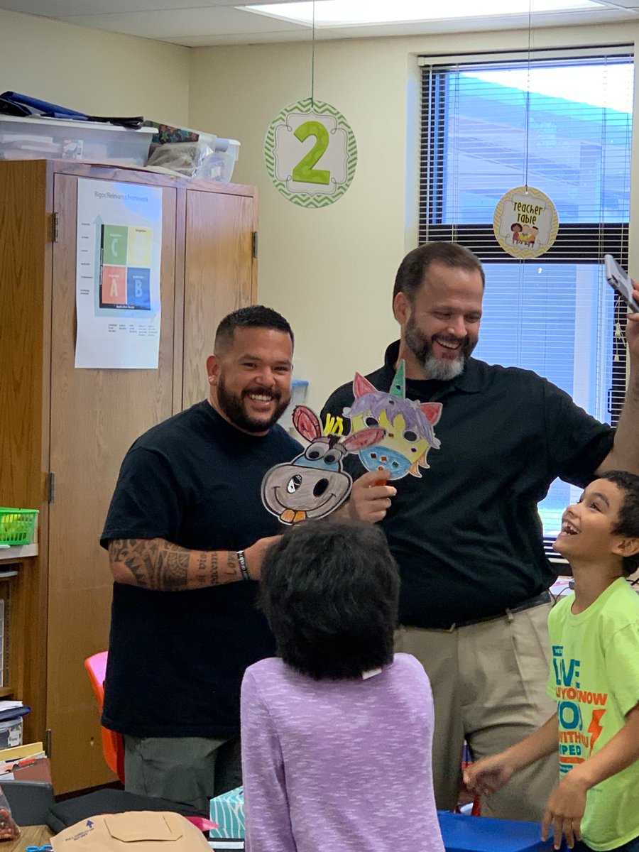 RushRoadrunners's tweet photo. Volunteers came to Rush for the United We read project. Each 2nd grade student listened to the volunteer read the book and then worked on a craft project. Students received a copy of the book to take home. Fun was had by everyone!  #unitedweread   #liveunitedLBK  #weareLubbockISD https://t.co/HGEoYS84YP