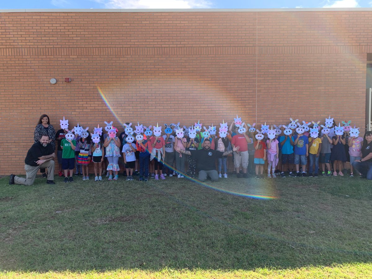 RushRoadrunners's tweet photo. Volunteers came to Rush for the United We read project. Each 2nd grade student listened to the volunteer read the book and then worked on a craft project. Students received a copy of the book to take home. Fun was had by everyone!  #unitedweread   #liveunitedLBK  #weareLubbockISD https://t.co/HGEoYS84YP