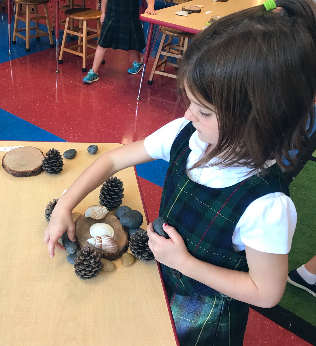 MakeSomeArt's tweet photo. Kindergarten is learning about symmetry! Students are using natural materials to make a design inspired by rangoli from India. 🇮🇳 #TrinityLearns https://t.co/Ne6gPhmPir