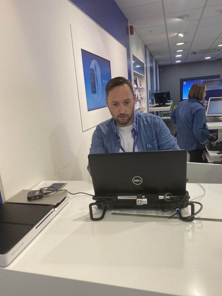 Pipdunn1's tweet photo. @O2 Brilliant service today in your Croydon Branch. Was served by Jamie and Gina and they were a real pleasure and super helpful. I was very impressed with them and the team https://t.co/zib03feRNn