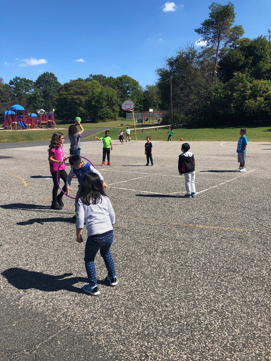 16Clifton's tweet photo. PBSIS winners receive extra recess on a beautiful day! #cliftonconnects @CliftonSchools https://t.co/UxWHtR6e1q