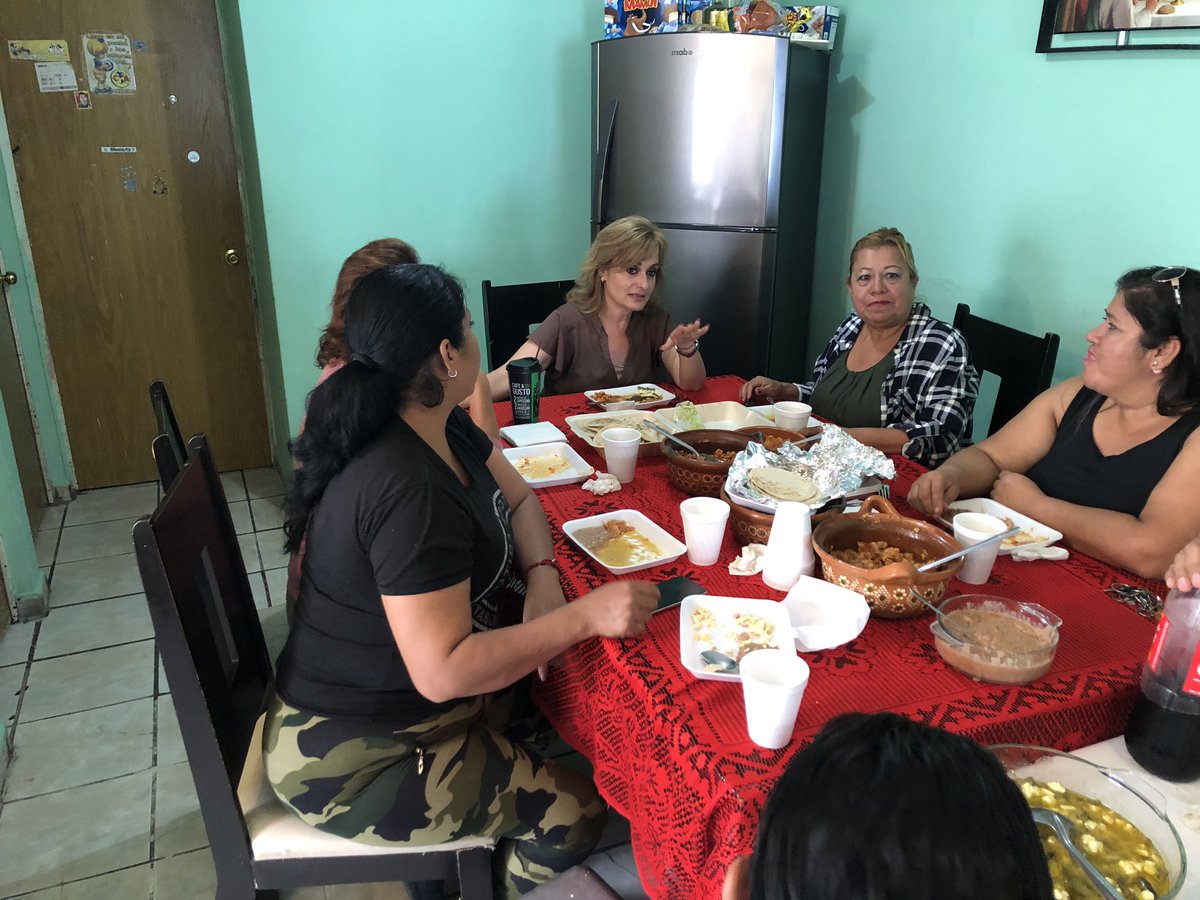 luciaazucena's tweet photo. Una excelente charla con mis amigos y amigas de la Col. Saltillo 2000, valoro su disposición y trabajo permanente para apoyar siempre a quienes más lo necesitan.  Sigamos trabajando juntos !!! https://t.co/NUr754Co67