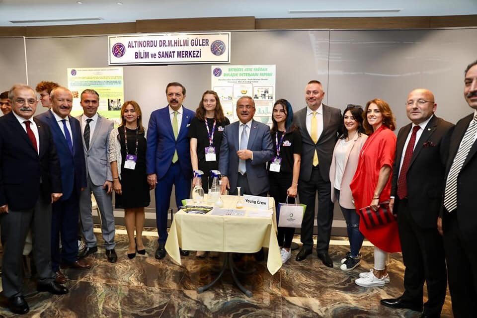 AltinorduMEM's tweet photo. Türkiye Odalar ve Borsalar Birliği Başkanı Sayın  Rıfat HİSARCIKLIOĞLU ve Ordu Büyükşehir Belediye Başkanımız Sayın Dr.M.Hilmi GÜLER  #Teknofest'te Dereceye Giren Öğrencilerimizin, Belediyemizin Fuaye Alanında Bulunan Standları Gezdiler.
#EğitimdeMarkaŞehirAltınordu https://t.co/rKkOAw0Do2